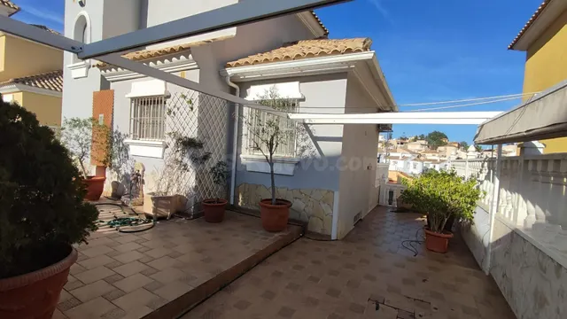 SE ALQUILA CHALET POR LARGO TIEMPO DE 3 DORMITORIOS Y 2 BAÑO - foto 3