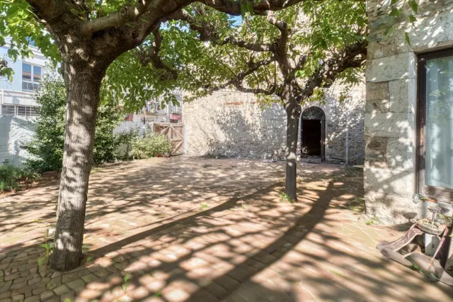Casa de piedra semirestaurada — 12