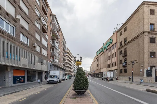 ¡Local en Acera del Darro frente al Corte Inglés! — 22