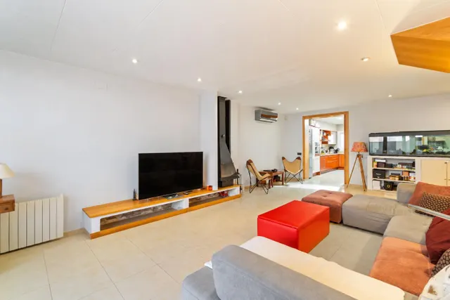 Casa adosada impecable de 4 dormitorios, placas solares y excelente ubicación en Empuriabrava. — 11