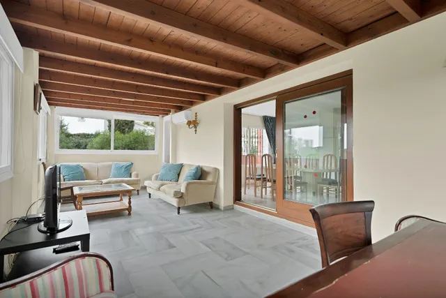 Alquiler larga temporada - Villa Privada con Piscina y Amplio Jardín en Cerrado de Elviria, Marbella — 28