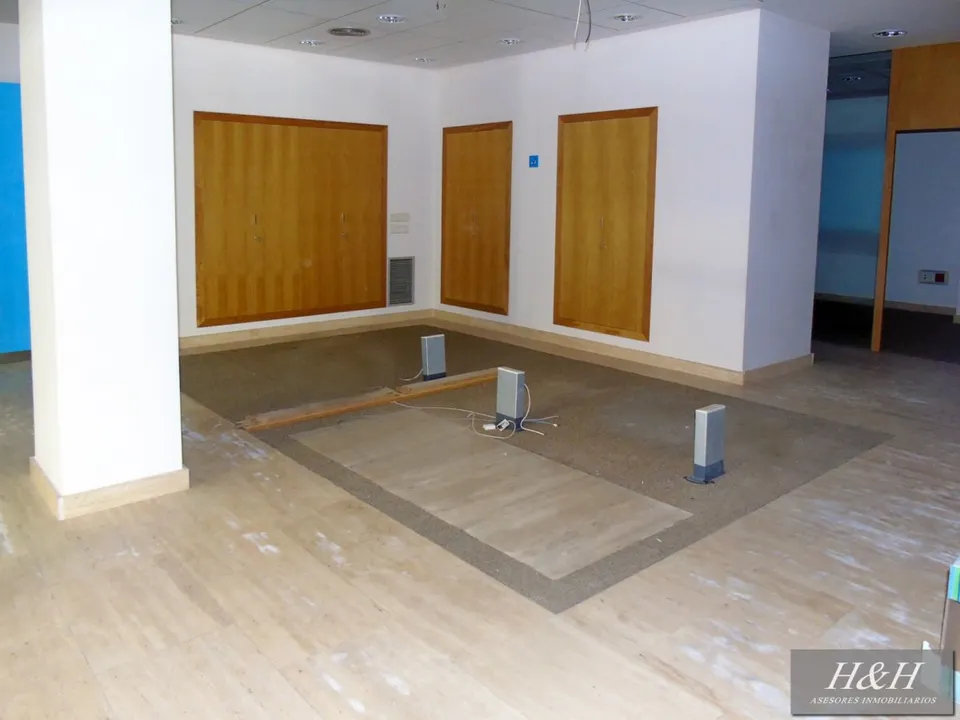 Se alquila oficina/local en Zona Ayuntamiento. / HH Asesores, Inmobiliaria en Burjassot/.