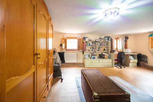 Ponemos a la venta este precioso y peculiar chalet con piscina privada. — 46