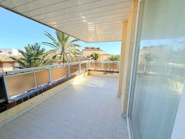 Apartamento con una gran terraza esquinera en  la urbanización Arpón II, en el kilómetro 4 de La Manga del Mar Menor. — 7