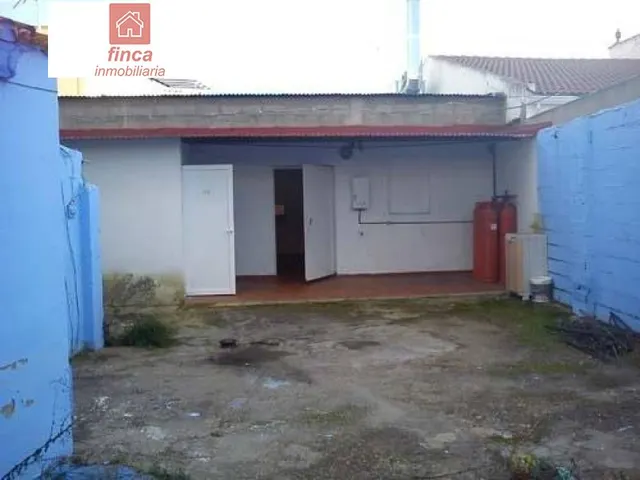 PUEBLA DE LA CALZADA, LOCAL EN EL CENTRO, AMPLIO, CON PATIO  - foto 4
