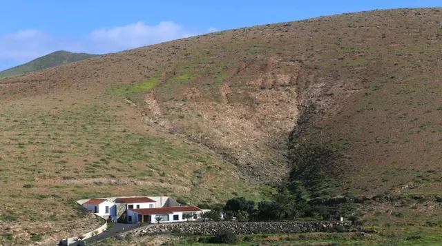 VILLA DE LUJO EN PARCELA DE 42.000 m2 EN PÁJARA – 5 DORMITOR - foto 4