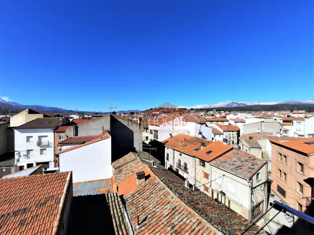 PISO EN VENTA EN NAVALUEGA, EN EL CENTRO DEL  PUEBLO — 12