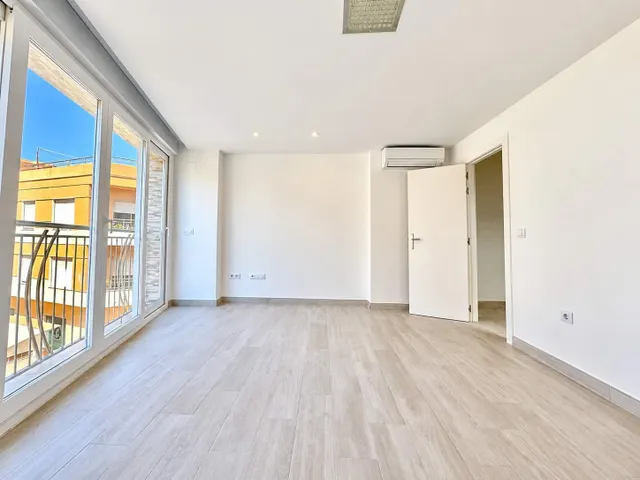 CASA DE DISEÑO A ESTRENAR CON GARAJE EN PILES CONSTRUIDA EN 2024. PISCINA CHILLOUT PRIVADA. — 11