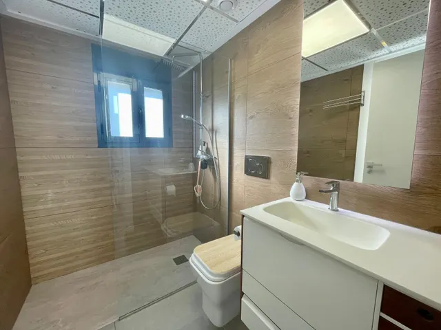Chalet adosado de lujo con garaje privado y vistas al mar en Guardamar Hills — 31