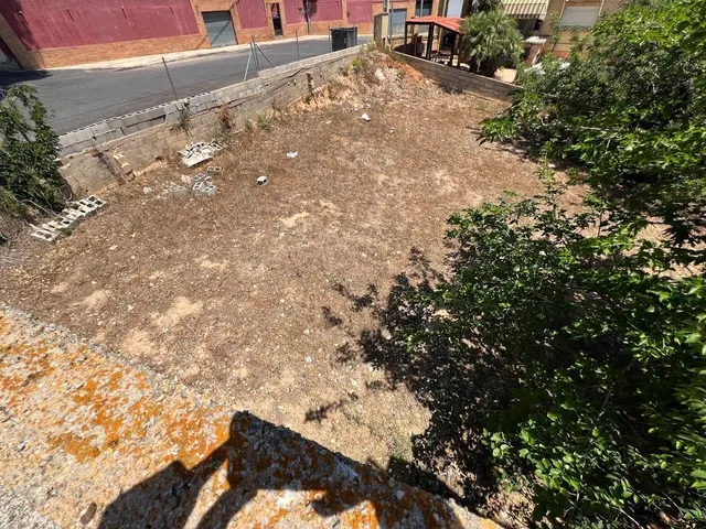 Terreno urbano en Torrent con edificación y frontenis. — 50