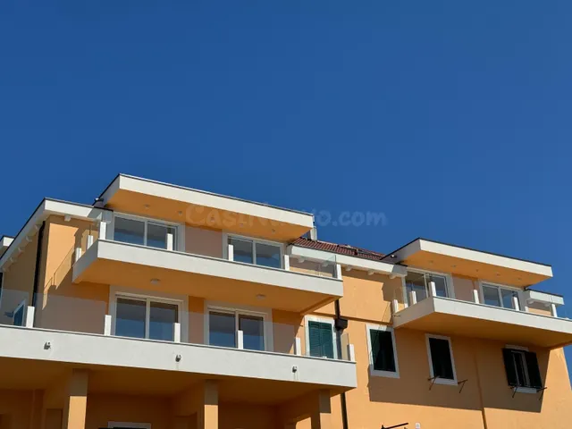 Residencia contemporánea con vistas al mar y al casco histórico de Sibenik, Croacia — 5