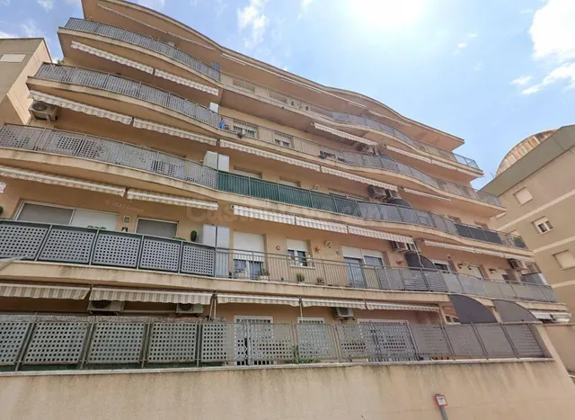 Se vende piso OKUPA en MontornÑ¨s del VallÑ¨s (Barcelona).