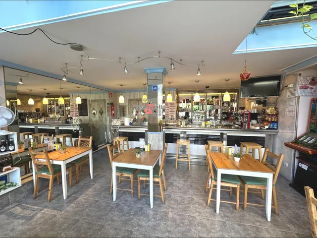 PALAMÓS: SE VENDE LOCAL con negocio de BAR - CAFETERÍA ya mo - foto 4