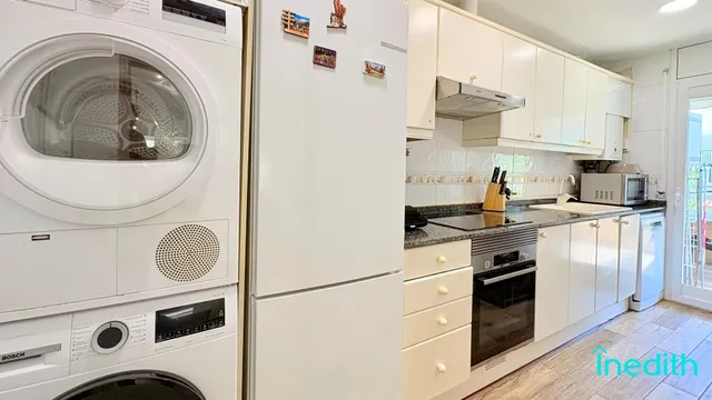 A 50 metros de la playa, Piso impecable con terraza, vistas , parking, trastero y piscina — 15