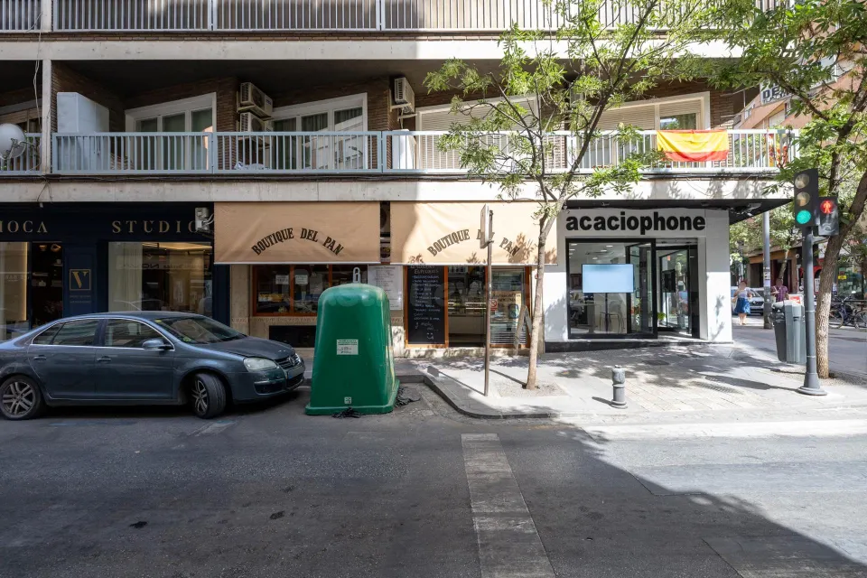 Oportunidad de negocio por jubilación. Se vende local con negocio instalado y funcionado. Ancha de Gracia.