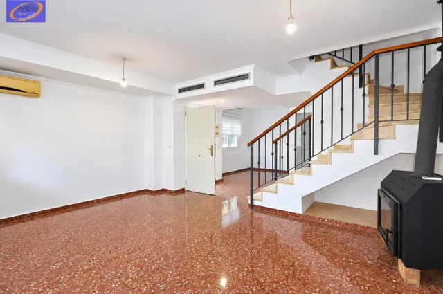 ADOSADO INCREÍBLE CON TERRAZA PARA ENTRAR A VIVIR EN GODELLE - foto 4