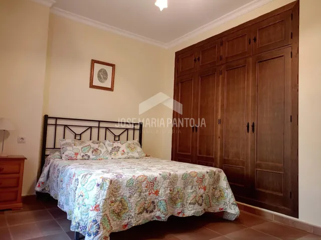 CHALET CON PISCINA EN JUNTA DE LOS RIOS — 36