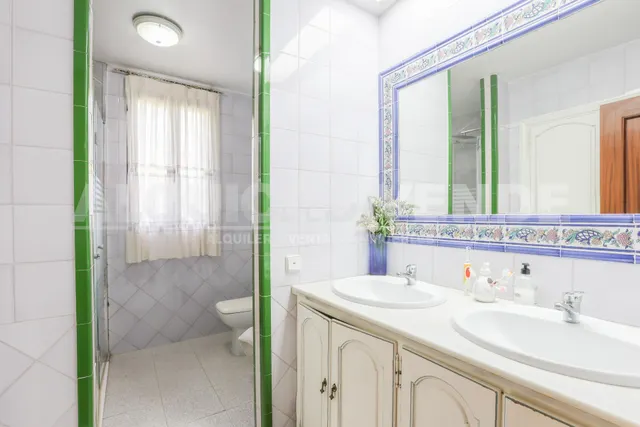 Exclusiva villa de lujo en Simón Verde: 1.150 m2 de parcela privada, gran piscina y bodega, a un paso de Sevilla. — 24