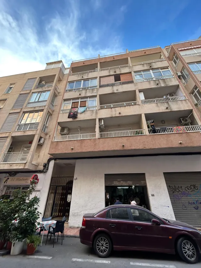 ¡Oportunidad Única! Ático para Reformar en el Centro de Torrevieja con Vistas Despejadas. — 9