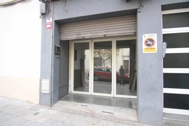 Local comercial de 92 m2 diáfano con vado permanente — 2