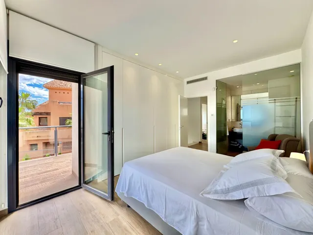 elegante villa con vistas parciales al mar. — 9