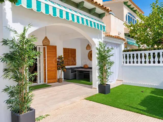Tu rincón de sol en la mata: bungalow recién reformado con amplio jardín orientado al sur y a solo 450 metros de la playa — 3