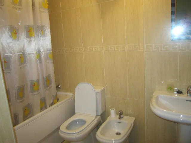 SE VENDE APARTAMENTO AMUEBLADO, SEMINUEVO, COCINA AMERICANA, DORMITORIO, BAÑO, TRASTERO Y GARAJE. — 7
