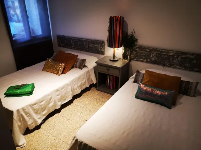 SE VENDE CASA EN EL CENTRO . 2 PLANTAS, 4 HAB., SALÓN, COCINA, GALERÍA, BAÑO.  AMPLIO PATIO — 5