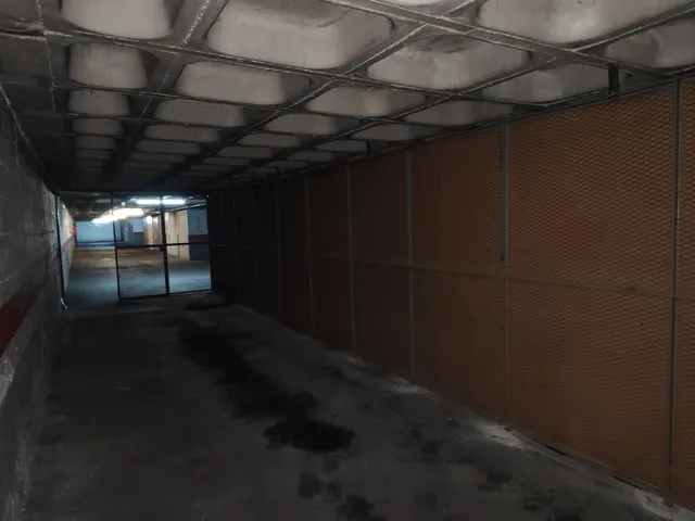 Amplia plaza de garaje cerrada para 2 coches en el Royal — 6