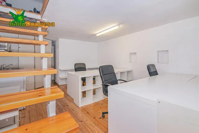 Local comercial de 87 m2 junto a calle Obispo Hurtado. Con doble altura. — 9
