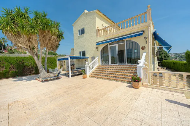 Se vende villa española con piscina privada y mucha intimida - foto 3