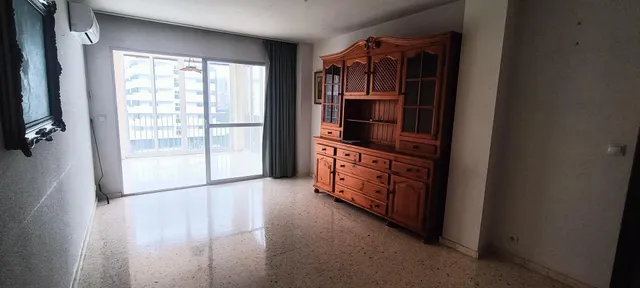 Piso de 3 dormitorios con piscina y garaje en urbanización cerca de la playa — 7
