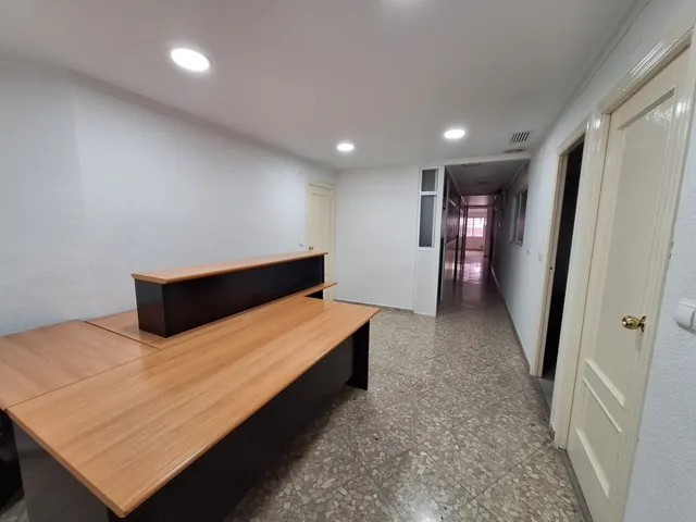 Amplia Oficina Semireformada en Altabix, Elche por €240.000