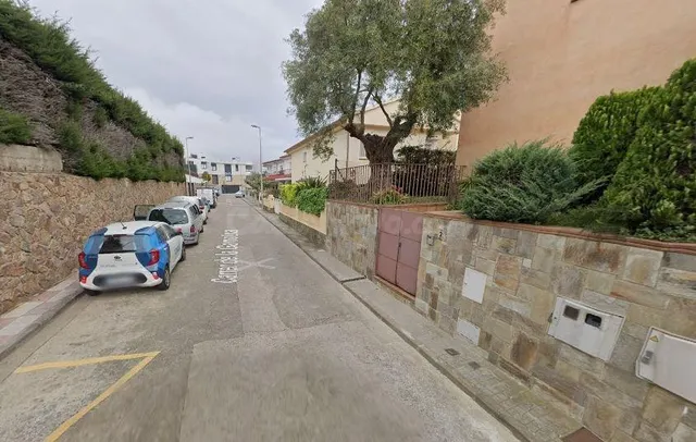 SE VENDE casa independiente OKUPADA en Calle Maresme Y Garro - foto 3