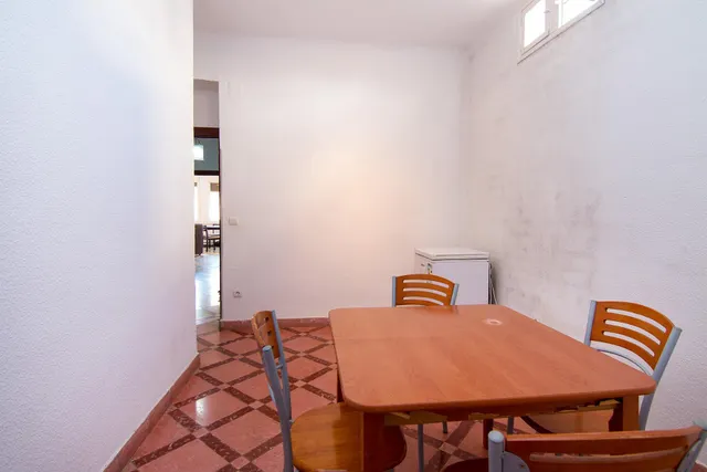 Por debajo de la Plaza Trinidad, a un paso de Facultad de Traductores, Derecho, Escuela de Arte y Oficios. Actualmente 6 estancias(incluido el salón). un cuarto de baño, un aseo, cocina. Techos Alto — 12