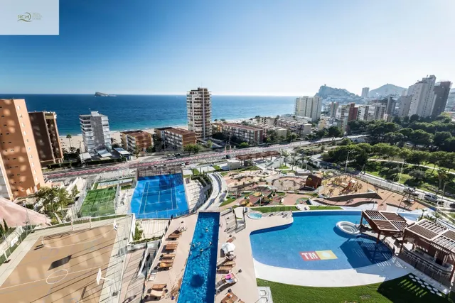 MODERNO PISO CON VISTAS DESPEJADAS EN BENIDORM