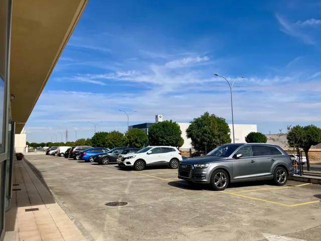 VENTA O ALQUILER DE 1.000 M2 DE LOCAL COMERCIAL EN POLÍGONO MONTALVO III. — 13