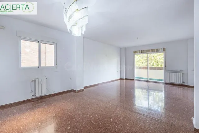 Piso con plaza de garaje cerrada junto a La Inmaculada, frente al río Genil. — 4