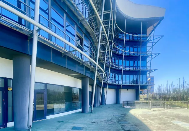 SE ALQUILA ESPACIOSO LOCAL EN UNO DE LOS CENTROS DE NEGOCIOS CON MAYOR PROYECCIÓN DE LA COMARCA — 5