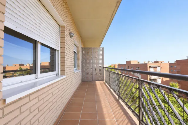 Dúplex reformado con terraza, parking y piscina comunitaria — 31