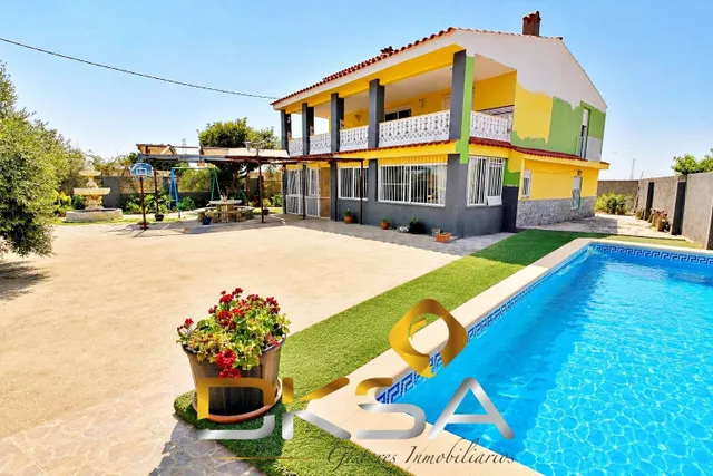Espectacular chalet rústico con piscina, 6 habitaciones y 33