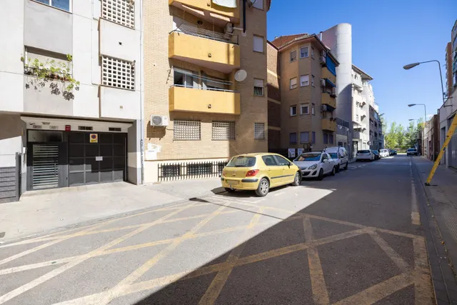Plaza de garaje en edificio Calle Ledaña, Granada — 6