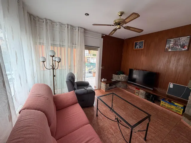 VIVIENDA ADOSADA DE 3 PLANTAS CON GARAJE , 4 habitaciones , AMPLIAS TERRAZAS EN SEGUR DE CALAFELL. — 6