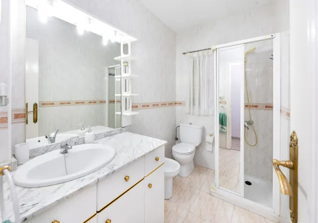 ¡Oportunidad única! Ático de 4 dormitorios y 2 baños con gran terraza frente al Colegio Agustinos (Arabial) — 23