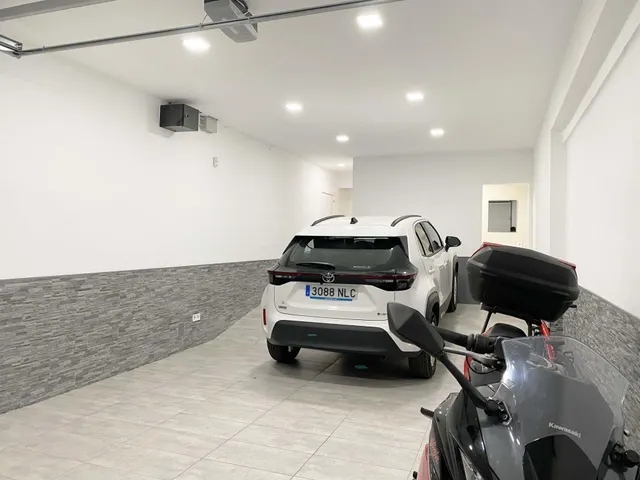 Chalet adosado en venta en Calle de Regàs — 31