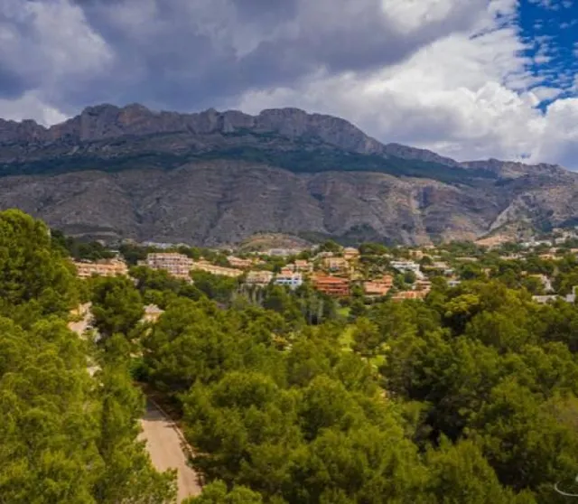OPORTUNIDAD! Gran parcela en zona de golf — 2