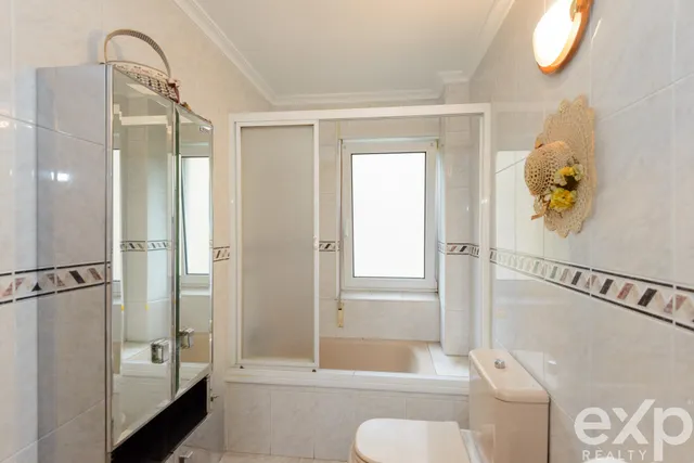 Piso de 3 habitaciones en Oviedo – cocina independiente y excelente potencial — 26