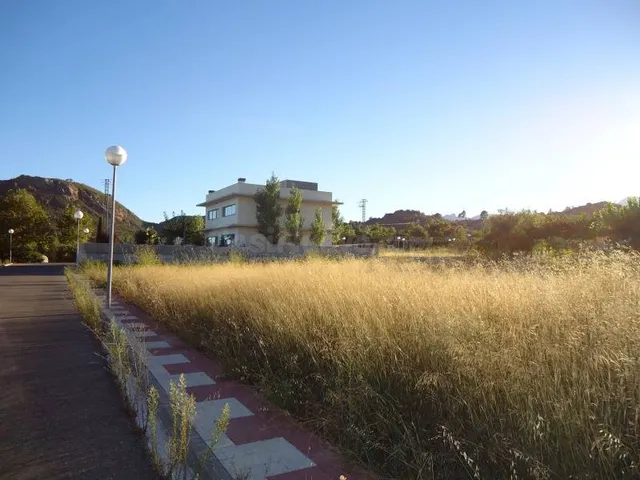 Parcela de 740 m2 con orientación sur y vistas hacia Cambril