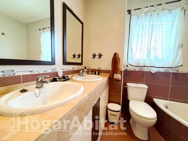 Privacidad y vida al aire libre en este exclusivo chalet con jardín, buhardilla y garaje en Masías — 38