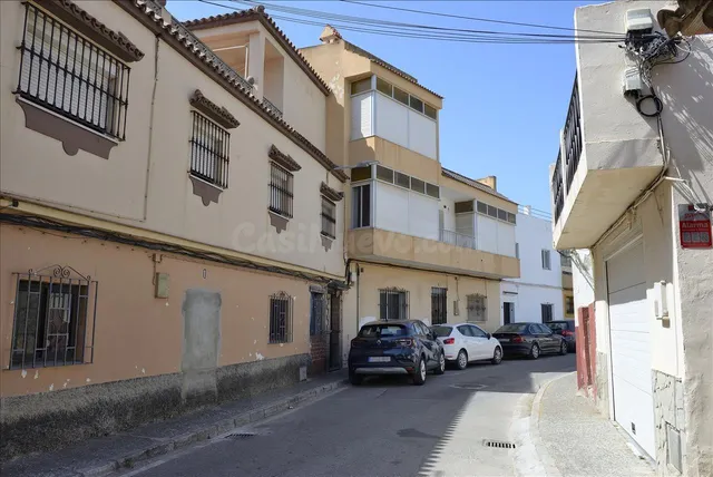 ¡GRAN CASA ADOSADA DE 351 M2 CON ENORME POTENCIAL EN ALGECIRAS! — 2